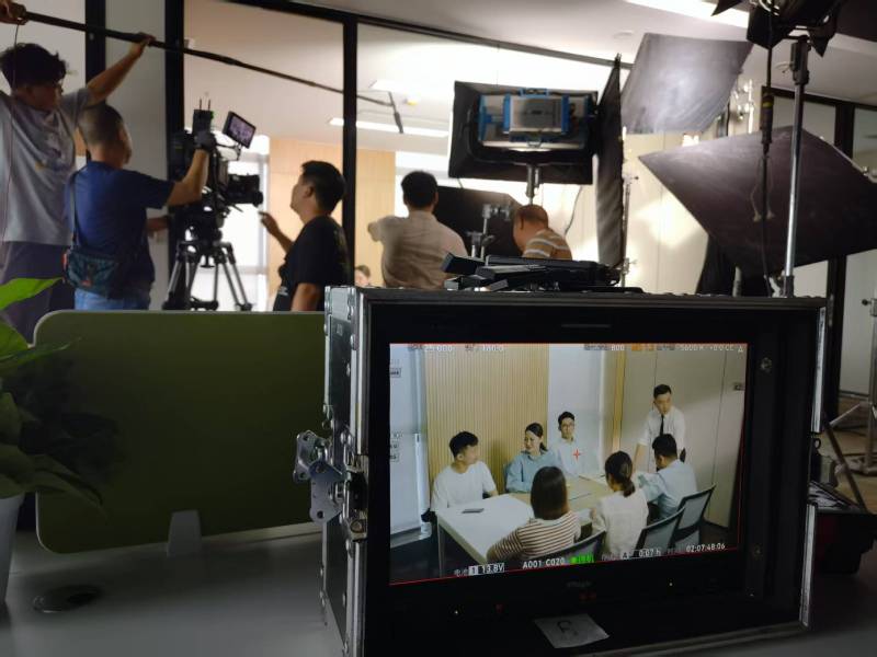 息烽县TVC拍摄公司：科技产品视觉化大师，诠释未来感与功能美学
